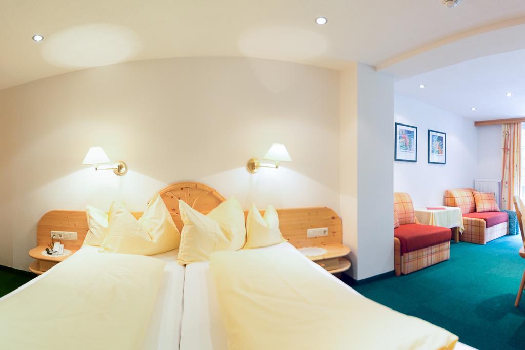 Hotel Garni Gruenmoos Sankt Jakob in Defereggen Chambre photo