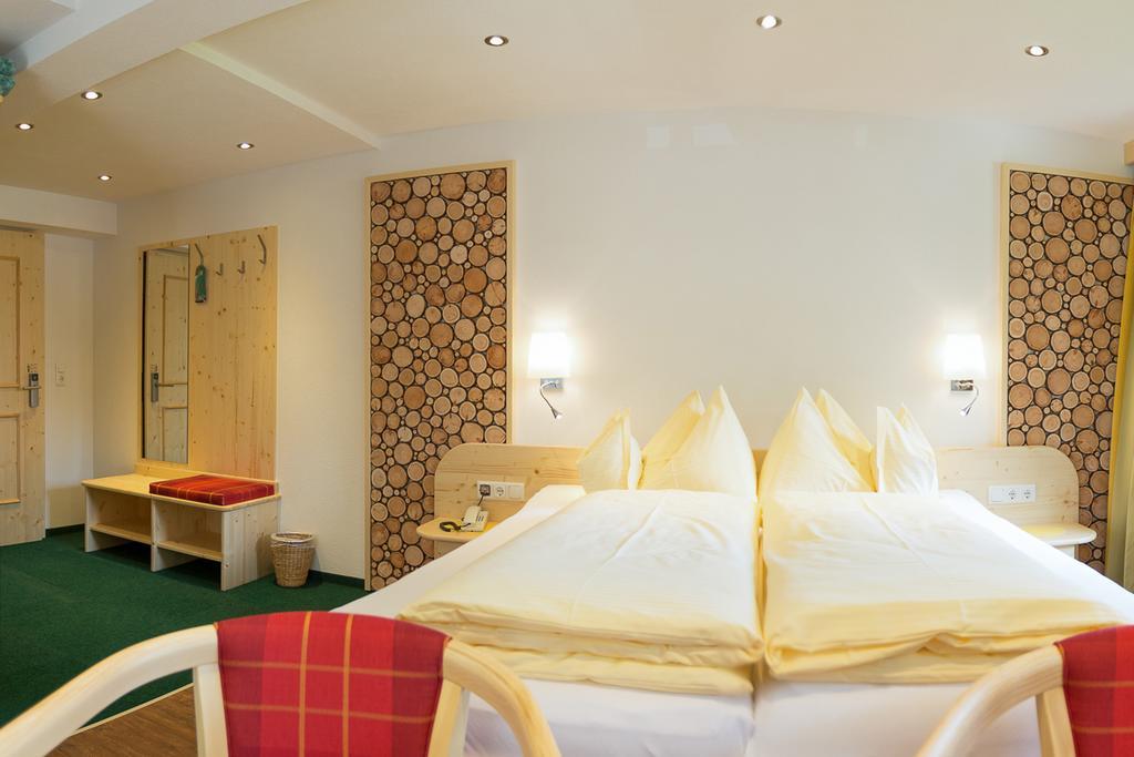 Hotel Garni Gruenmoos Sankt Jakob in Defereggen Chambre photo